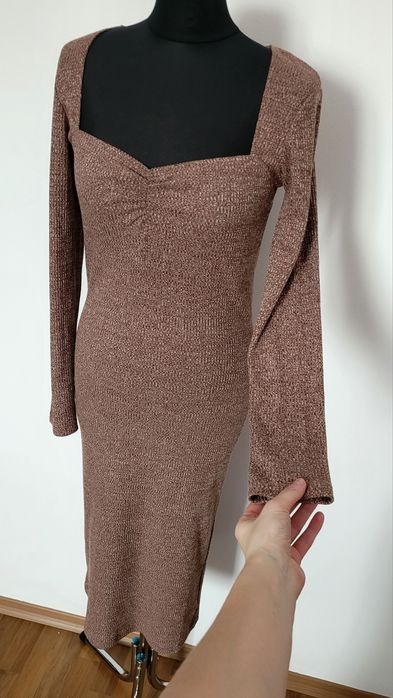 Nowa prążkowana sukienka midi dopasowana z długimi rękawami z wiskozą