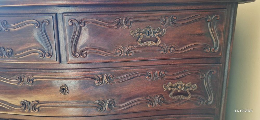 Cómoda lindíssima de estilo francês Louis XV