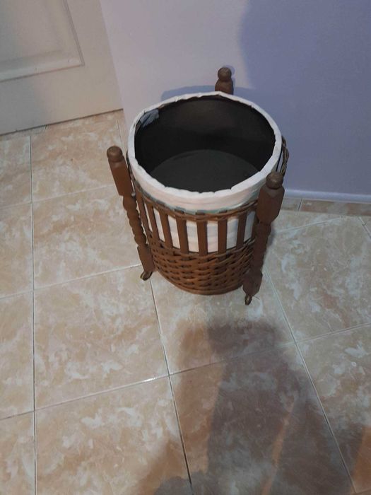 Caixa de Costura com 3 pernas em Vime anos 70