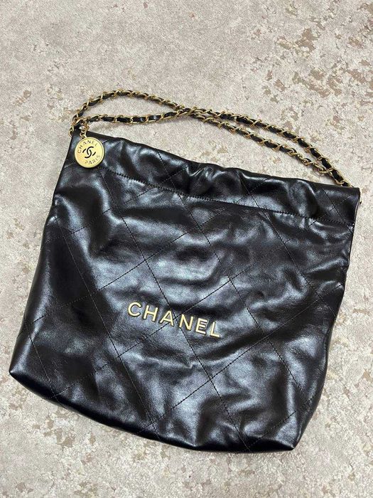 Сумка chanel medium 22 из черной телячьей кожи