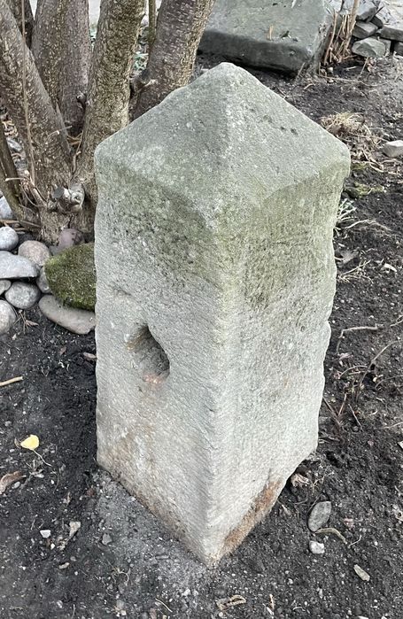 Płyty słupy bloki kolumny kamień graniczny stary piaskowiec