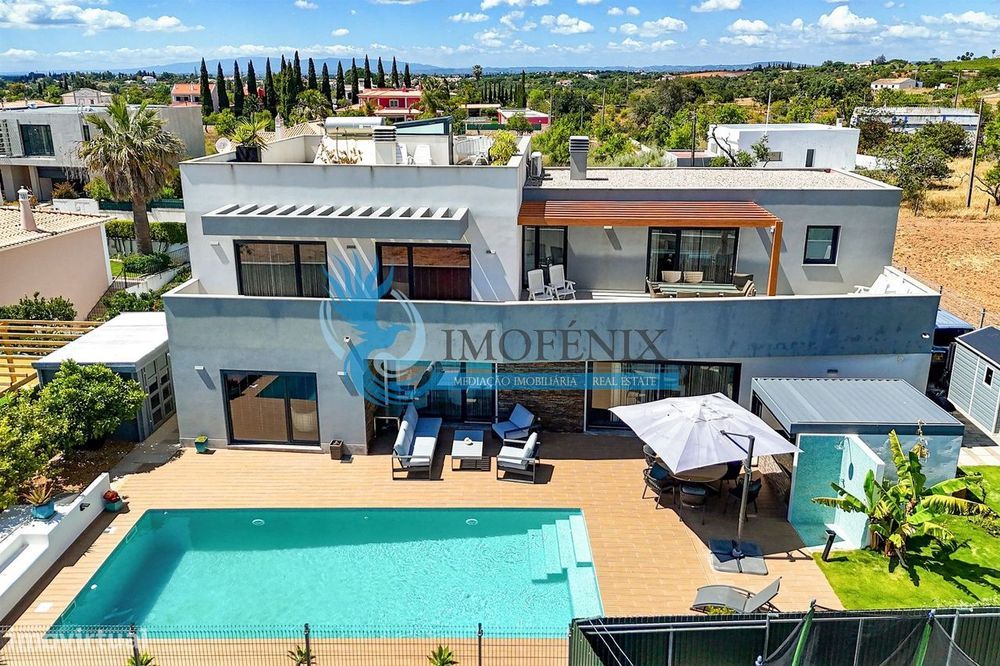 Moradia de 4 quartos com piscina aquecida, perto das praias e dos camp