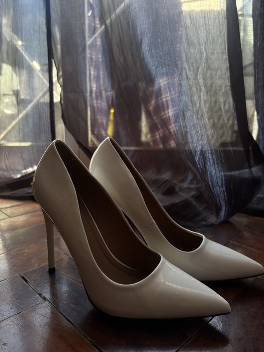 Saltos brancos e prateados com brilho