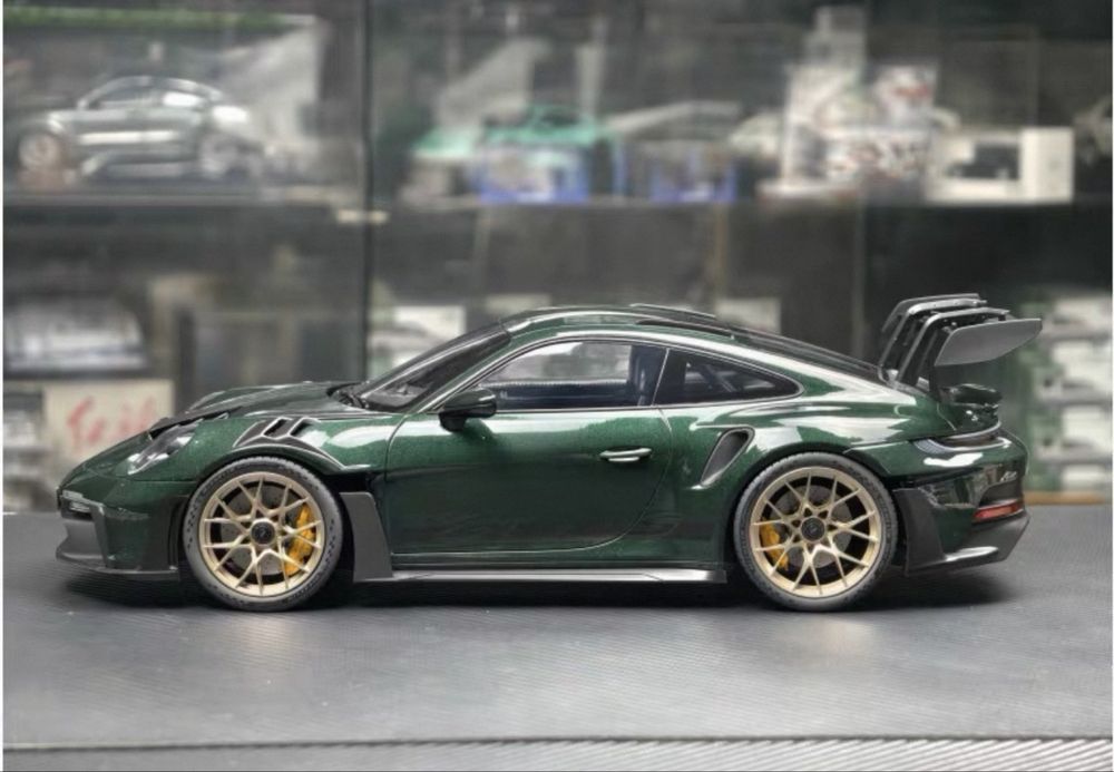 Продам коллекционную модель Porsche 911 GT3RS 1:12