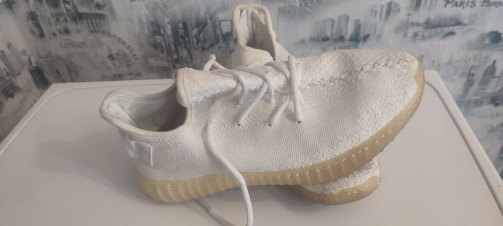 Продам кросівки ADIDAS YEEZY BOOST 350 V2 ,42 розміру .