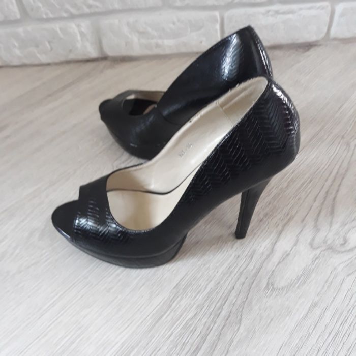 Pantofelki na platformie 38