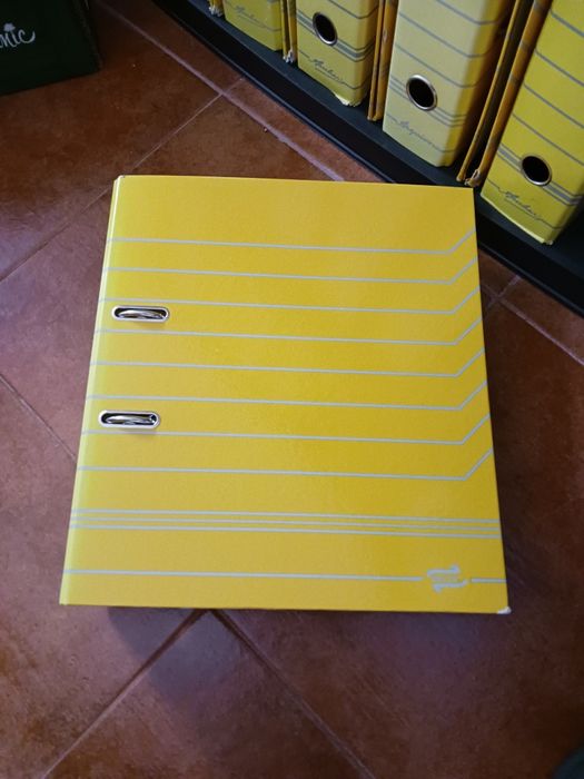 Dossiers A4 amarelos