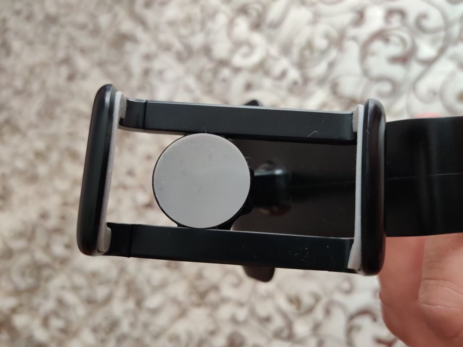 Тримач телефону на панель приборів