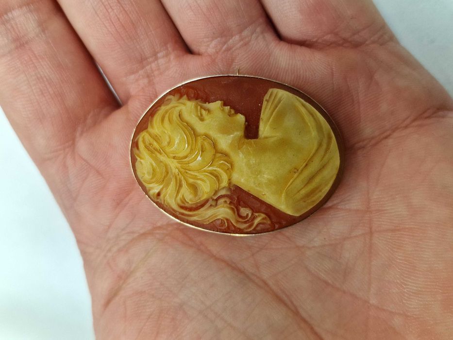 Złota broszka/ 585/ 6.92 gram/ Kamea/ praca ręczna