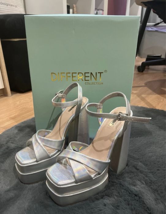 Saltos altos Different Collection