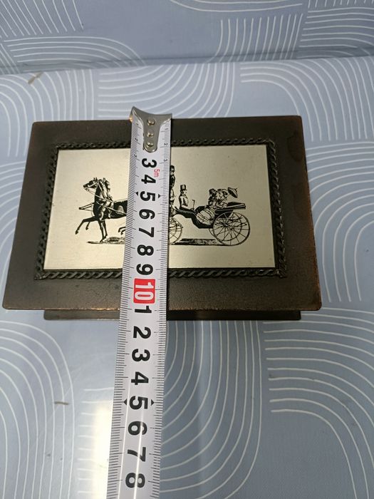 Ładna metalowa szkatułka