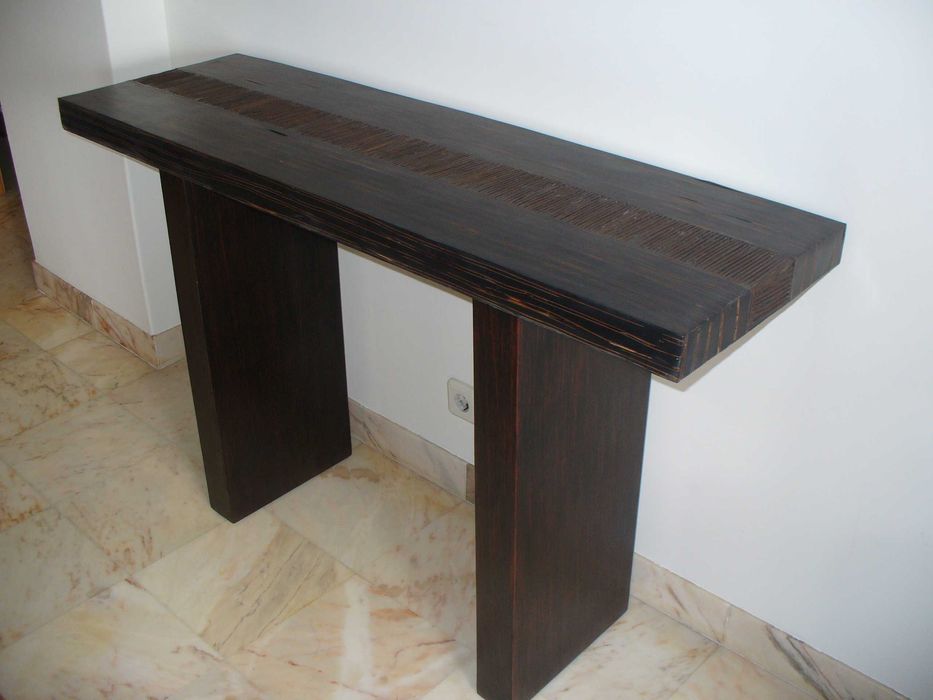 CONSOLA em madeira com decoração embutida em bambu