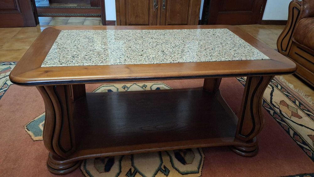 Sofas de couro e madeira maciça