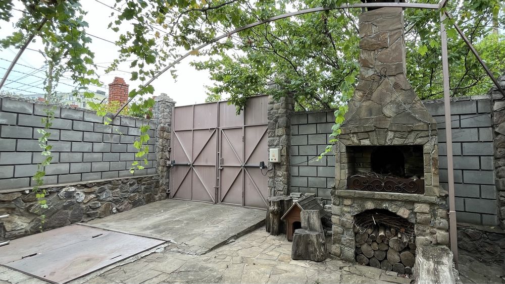 Будинок на березі річки