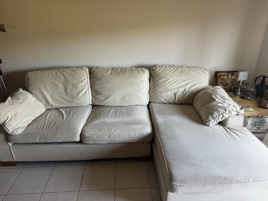 Sofa com chase long bege.