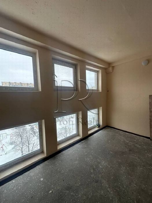 Продаж 2 кімн. квартири на набережній Дніпра за адресою вул Прирічна 1