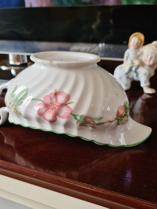 Porcelanowa sosjerka,  kwiat wiśni