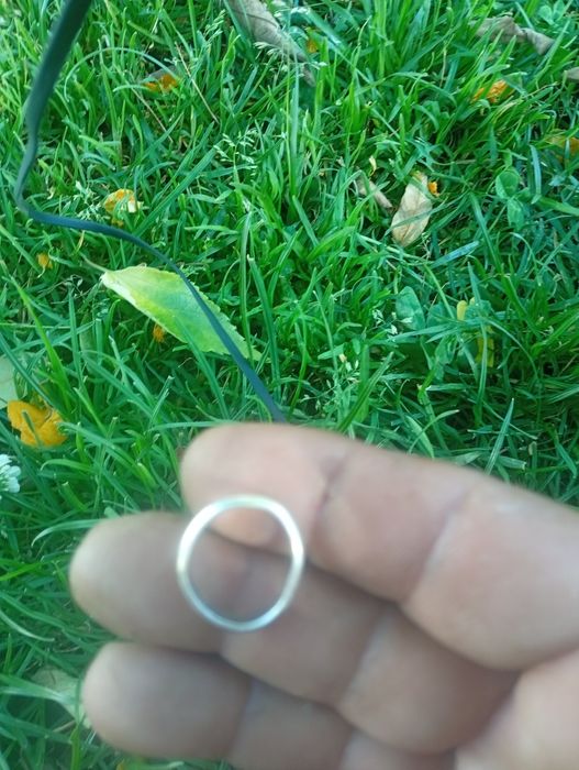 Tenho para vender 3 peças em prata , um pingente com a letra B, uma pulseira da hello Kitty, um anel