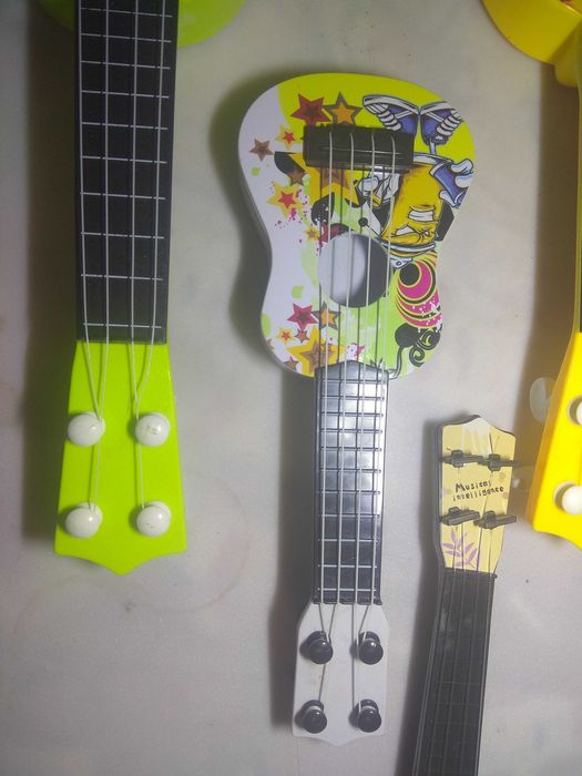 Гітари струнні та клавішні