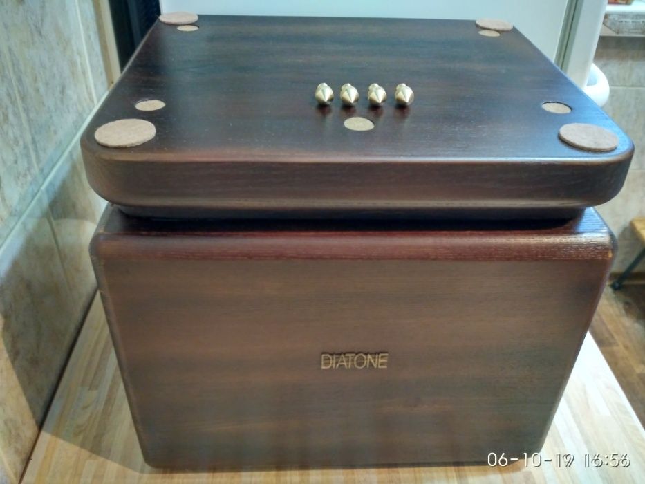 Продам стойки под акустику из массива дуба