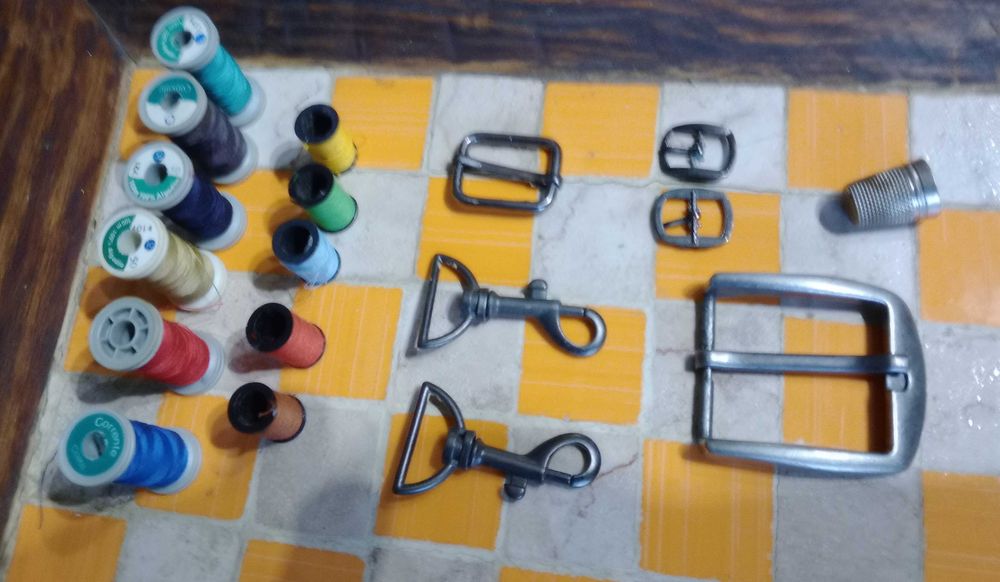Lote de artigos de costura, formado por 26 peças - Ver descrição
