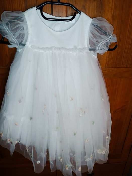 Sukienka dla dziewczynki w białym kolorze