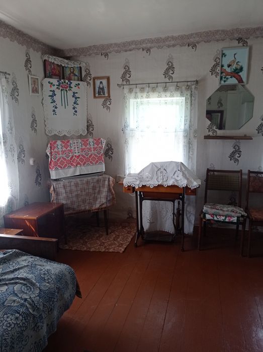 Гарненький будиночок недалеко від міста в селі Піски.