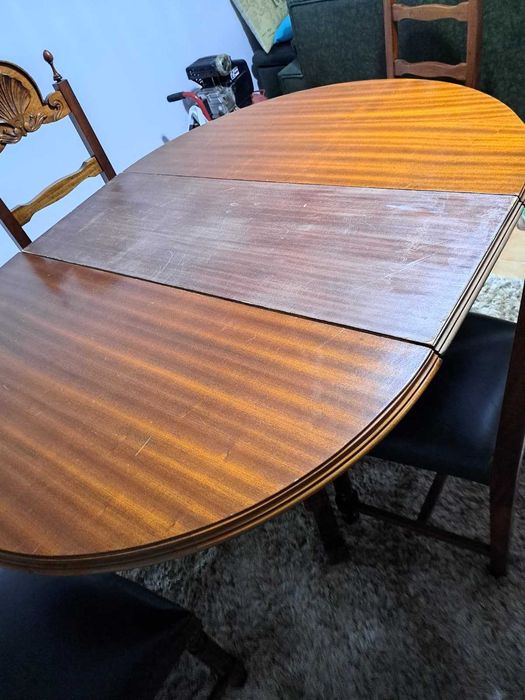 Mesa de jantar em Mogno
