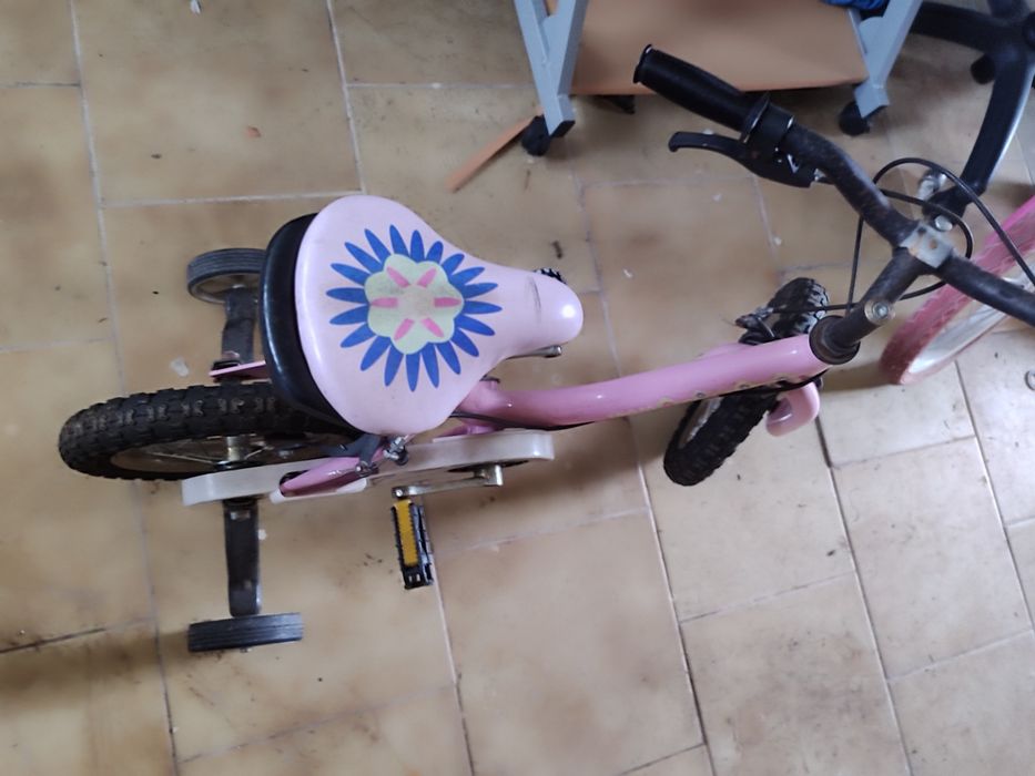 2 por preço uma Bicicleta criança pequena precisa limpeza encher pneu