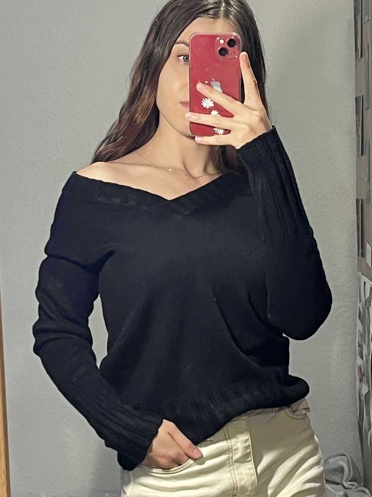 Sweter czarny dekolt V serek sweterek S