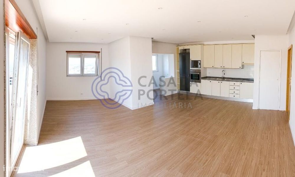 Apartamento T3 com Terraço no Centro de Oliveira de Azeméis, situado n