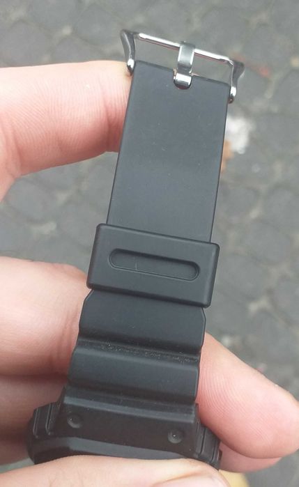 Zegarek Casio G-shock DW-5600HR-1ER ma grawer.