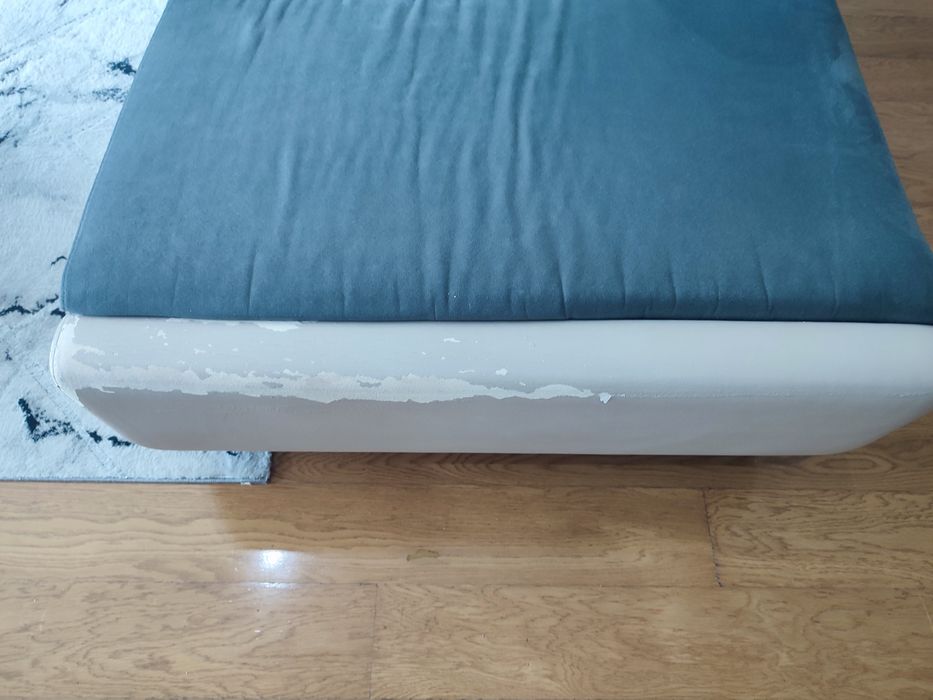 Sofá de canto cinza e branco creme