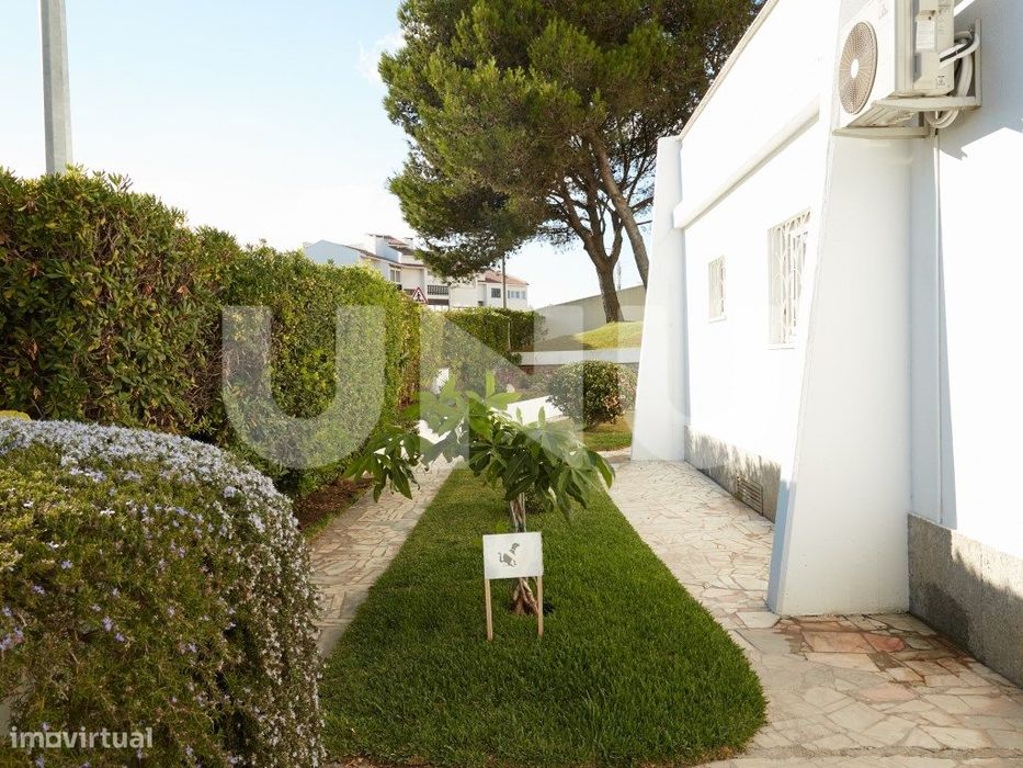 Apartamento T2, remodelado, em condomínio com piscina.