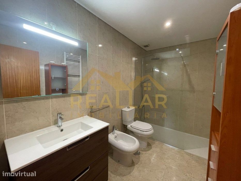 Apartamento T2 Mobilado com Box de Estacionamento em Localização Pr...