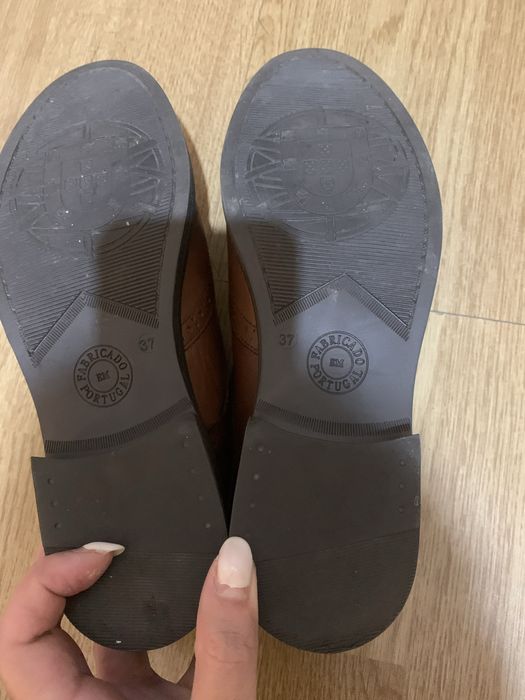 Sapatos de Pele Castanhos Novos