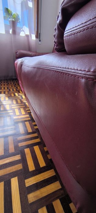 Sofá 3 lugares em pele