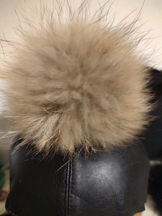 Ogromny pompon lub breloczek z jenota