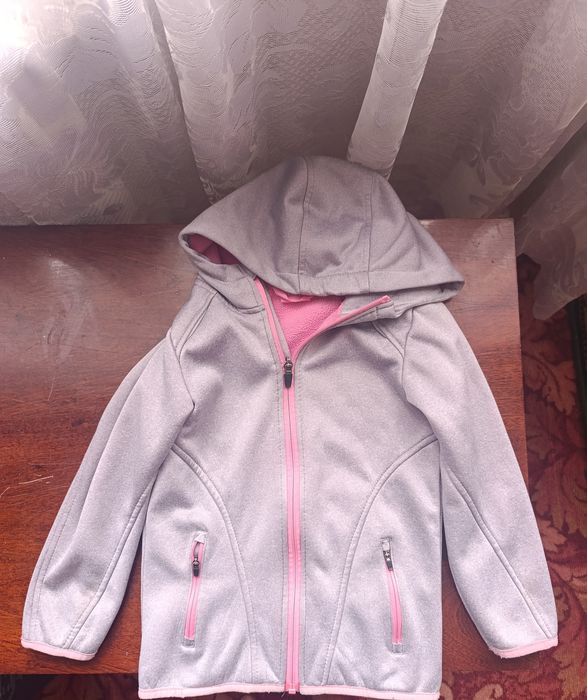 Вітровка для дівчинки.