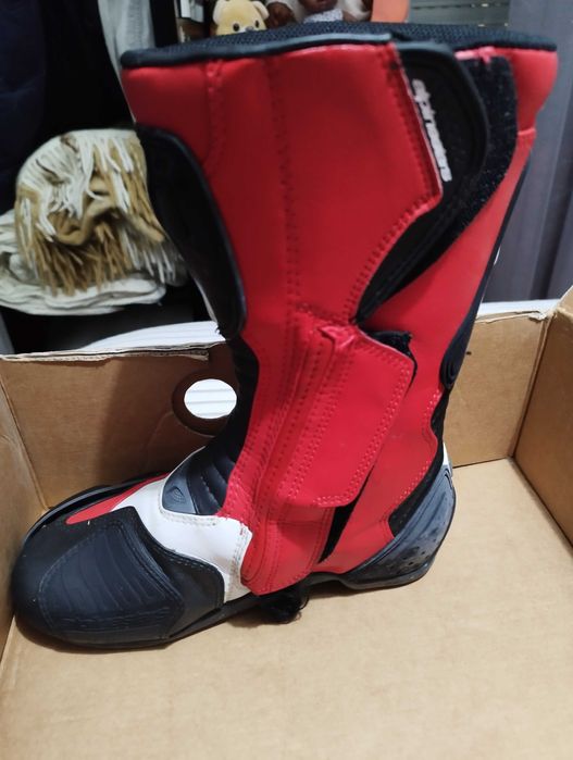 Casaco motard mulher em pele alpinestars, botas e capacete.