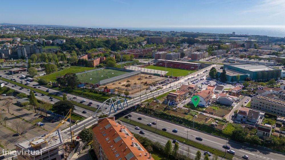 Terreno urbano para construção na Senhora da Hora, com 216m2