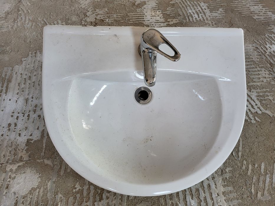 Umywalka biała m-ki Cersanit