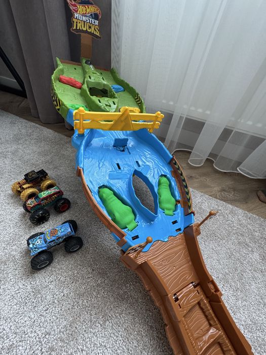 Ігровий набір Hot Wheels Monster Trucks Перегони титанів