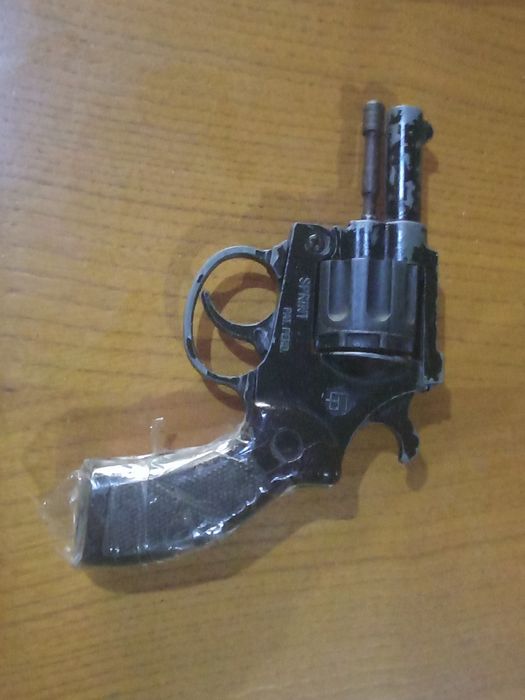 Revólver antigo de 1866