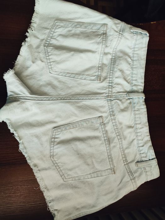 Джинсові шорти Cropp з  рваним ефектом (Розмір 42 / XL)
