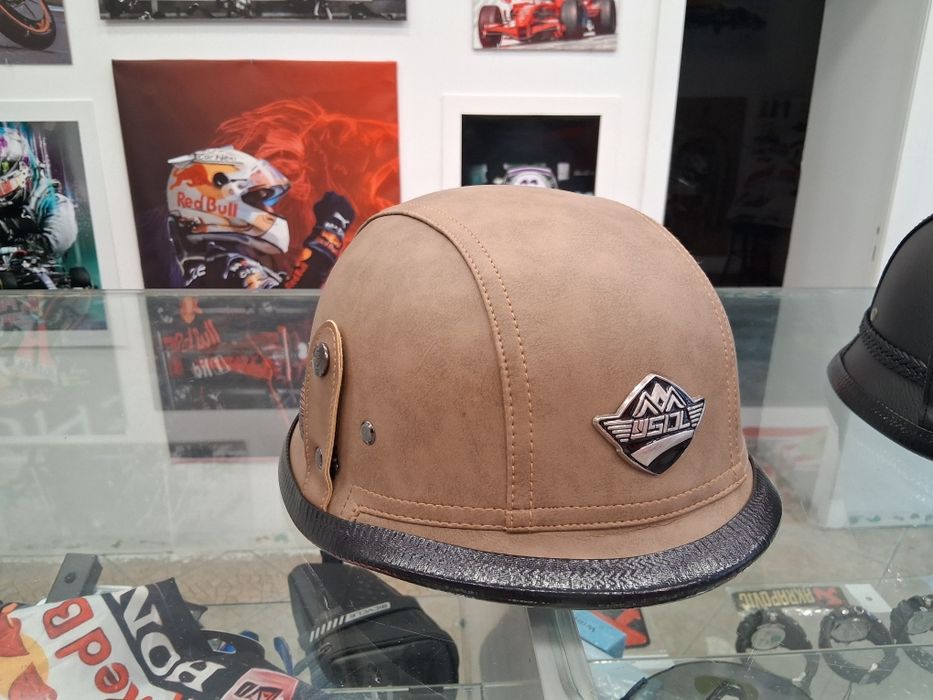 Capacetes "estilo" militar, novos e lindos