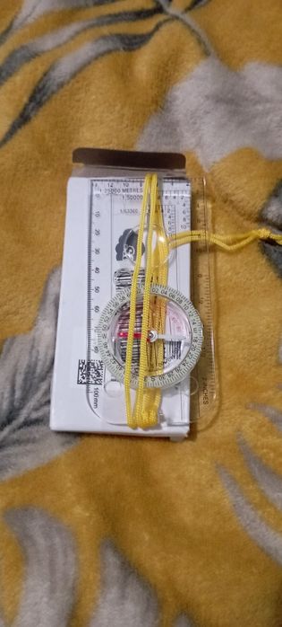 Kompas map z lupą i linijką