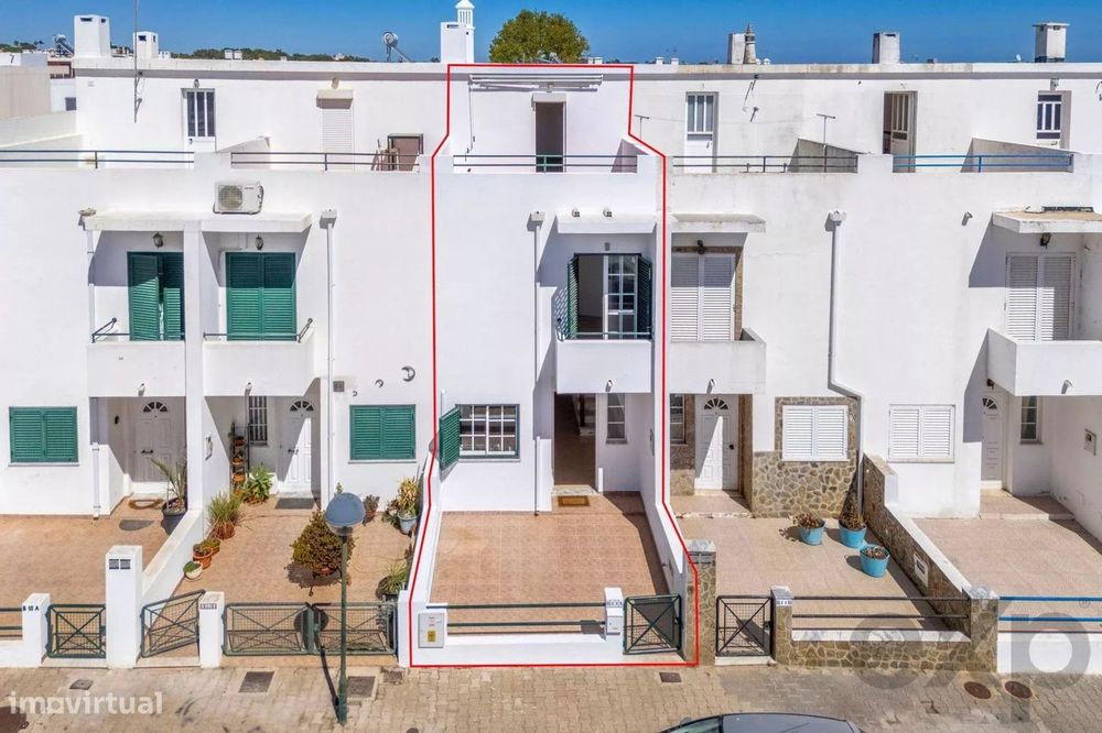 Moradia T2+1 com quintal e terraços com vista mar em Olhão, junto à Ri