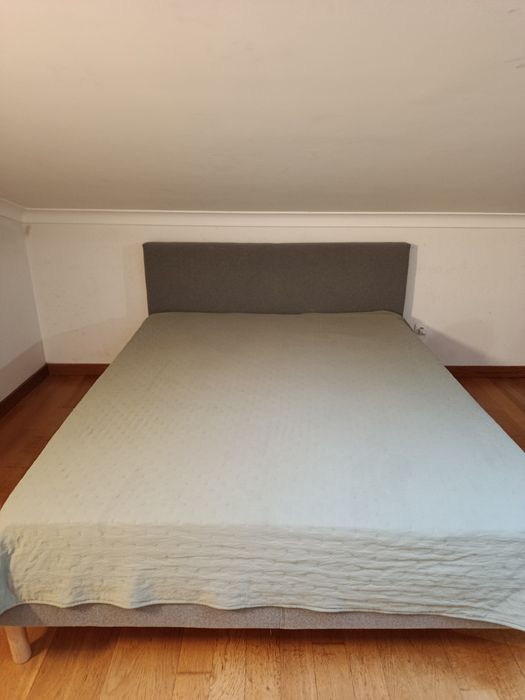 Cama do IKEA e colchão.