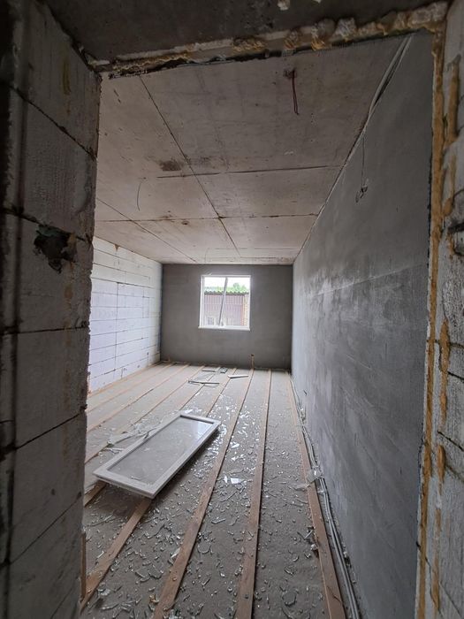 Продам приміщення на 14 квартир + гараж, поруч з метро "Берестейська"